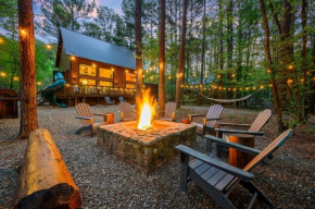 Hickory Bear - Cabin surrounded by pines, Sleeps 10, Hot Tub, Fire Pit, Arcade, Foosball Table & Deck Slide